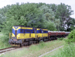 Lokomotivy 740 674-7 a 740 618-4 OKD přijíždí s vlakem štěrku z vlečky k bývalé HL. Skašov   Foto: Rosťa Kolmačka