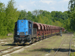 S vlakem plně loženým štěrkem se už modrá 742 179-5 coby vlak Mn 81091 připravuje k odjezdu v areálu štěrkoven na Skašově   Foto: Aleš Krška