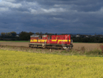 Pod hrozivě vypadající oblohou projíždí cestou pro vlak na Skašov tandem lokomotiv 742 262-9 a 742 293-4 po trati u Uhřičic   Foto: Miloš Stloukal
