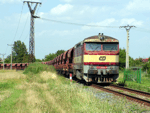 V čele vlaku loženého štěrkem přijíždí 751 089-4 do Kojetína dne   Foto: Rosťa Kolmačka