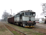 Vzácný snímek lokomotivy 754 030-5, najíždějící na dva vyložené uhláky v Tovačově, vznikl   Foto: Martin Nesrsta