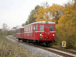Kritickým místem trati poblíž původní zastávky Uhřičice-obec projížděl osobní vlak vedený motorovým vozem M131.1463 dne   Foto: Michal Boček