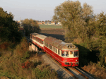 Motorový vůz 850 044-9 přejíždí se zvláštním vlakem do Kojetína most přes řeku Valovou za Lobodicemi   Foto: Michal Boček