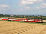 Čtyřvozový vlak s motorovým vozem 851 005-9 v čele a 831 183-9 na postrku byl na trati u Uhřičic vyfotografován   Foto: Michal Boček