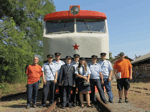 Druhý skupinový snímek obsluhy zvláštních vlaků před "Zamráčou" T478.1010 byl pořízen v neděli   Foto: Stanislav Plachý