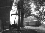Od pravé dobové fotografie nerozeznatelné zátiší s pumpou a "Hurvínkem" M131.1463 bylo na nádraží v Tovačově pořízeno   Foto: Michal Boček