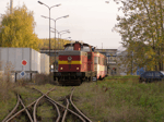 "Karkulka" T444.1516 odstavuje soupravu zvláštního vlaku na vlečce tovačovské Prefy   Foto: Rosťa Kolmačka