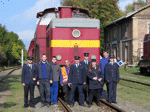 Skupinový snímek vlakového personálu i s lokomotivou byl v Tovačově na nádraží pořízen   Foto: Jana Teplíková
