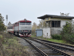Kolem chátrající HL. Skašov projíždí "Berta" 749 254-9 se zvláštním vlakem do Tovačova   Foto: Michal Boček