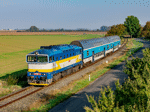 "Brejlovec" 750 333-7 projíždí s výlovovým zvláštním vlakem po trati mezi zastávkami Oplocany a Lobodice   Foto: Erik Sova