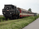 Lokomotiva 433.002 zastavuje při cestě zpět do Kojetína v Lobodicích   Foto: Michal Boček