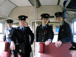 Obsluha vlaku si rozděluje další úkoly -   Foto: Jana Teplíková