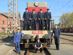 Společné foto vlakového personálu s "Hektorem" T435.0113 bylo pořízeno na nádraží v Kojetíně   Foto: Stanislav Plachý