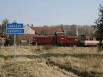 Lokomotiva T444.1516 přejíždí rychlostí chůze železniční přejezd v Tovačově-Anníně s osobním vlakem mířícím do stanice Tovačov   Foto: Jan Orel