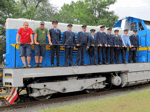 Početná obsluha zvláštního vlaku při společném fotografování na brukně lokomotivy T466.0007 v Tovačově   Foto: Olga Bočková