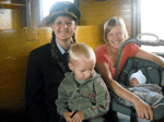 Jak se později ukázalo, ani toto třítýdenní miminko nebylo nejmladším cestujícím ve vlaku, o chvlíli později si přišlo užít svou první jízdu vlakem i novorozeňátko!   Foto: Pavel Rafaja