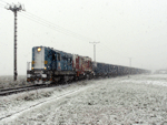 Tandem strojů 740 518-6 a 740 869-3 firmy IDS Olomouc přiváží za hustého sněžení po několika desetiletích první vlak řepy od Tovačova do Kojetína   Foto: Rosťa Kolmačka