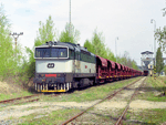 Lokomotiva 750 289-1 posunovala se soupravou "sypáků" při jejich ložení štěrkem na Skašově   Foto: Rosťa Kolmačka