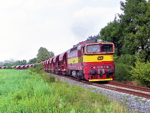 Po trati nad obcí Lobodice prováží vlak štěrku "Trojka" 753 192-4 dne   Foto: Rosťa Kolmačka