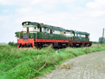 Lokomotivy 771 004-9 a 771 032-0 odjíždí od HL. Skašov na vlečku štěrkoven pro svůj vlak   Foto: Petr Doležel