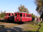 Po příjezdu prvního vlaku z Kojetína objíždí motorový vůz M131.1448 svůj vagónek v Tovačově   Foto: Rosťa Kolmačka