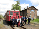 Společné foto vlakového personálu a pořadatelů květnových jízd před vozem M131.1463 v Tovačově dne   Foto: Stanislav Plachý