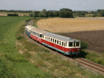 Zvláštní vlak vedený motorovými vozy M262.007 a M274.004 se cestou do Kojetína blíží k obci Uhřičice   Foto: Michal Boček