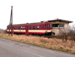 Motorový vůz 842 011-9 posunuje kolem bývalé HL. Skašov   Foto: Rosťa Kolmačka