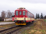 Motorový vůz 842 019-2 zavítal na "nádraží" v Lobodicích   Foto: Rosťa Kolmačka