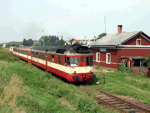 Motorový vlak s vozem 851 005-9 v čele a 831 183-9 na postrku odjíždí z bývalé stanice Lobodice   Foto: Michal Boček