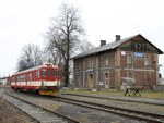 Celkový pohled na tovačovské nádraží i s motorovým vozem 842 019-2 byl pořízen   Foto: Michal Boček