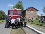 Společný snímek personálu historického vlaku, ale i nedaleké modelářské výstavy s "Hurvínkem" M131.1454 na nádraží v Tovačově   Foto: Jana Plachá