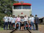 Pořádající členové KMD si samozřejmě nemohli odpustit ani společné foto s čestnými hosty před jejich "vlastní" lokomotivou!   Foto: Stanislav Plachý