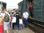 Rušno kolem vlaku bylo při jízdách na Tovačovský portál 2017 skoro neustále. Zde snímek ze žst. Kojetín z   Foto: Jaroslav Bělka
