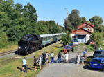 S předpoledním zvláštním vlakem do Kojetína se 433.001 připravuje k odjezdu na nádraží v Tovačově   Foto: Michal Boček