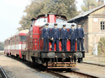 Na "brukně" lokomotivy T444.1516 se nechali v Tovačově zdokumentovat i všichni službu právě konající průvodčí Kroměřížské dráhy, o.s.   Foto: Cyril Zubalík