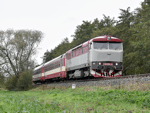 Spíše jako z Jeseníků, než z trati u Lobodic, působí snímek stroje 749 254-9 vezoucího zvláštní vlak do Tovačova   Foto: Michal Boček