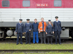 Společný snímek nedělní vlakové čety u lokomotivy 749 254-9 vznikl v Tovačově   Foto: Stanislav Plachý