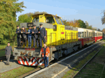 Společné foto personálu vlaku s nově zprovozněnou lokomotivou 730 002-5 na nádraží v Tovačově   Foto: Stanislav Plachý