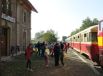 Cestující zvláštního vlaku krátce po jeho příjezdu na nádraží v Tovačově   Foto: Jana Plachá